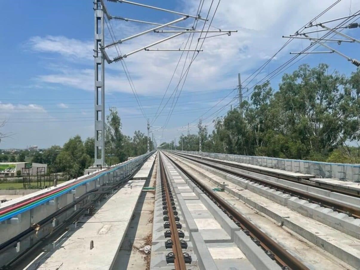 Elevated ballastless metro track built by Apurvakriti Infrastructure